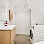 King Bed Renovated And Cozy Near Bryggen